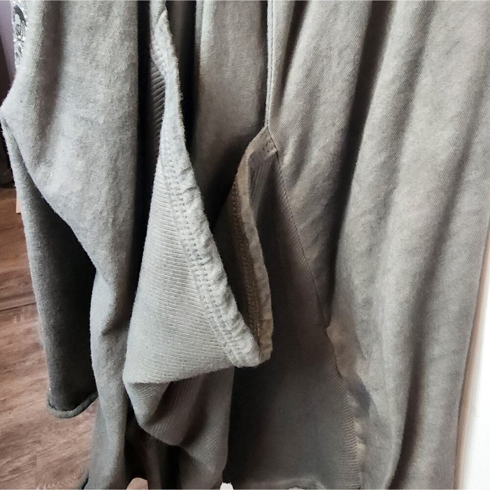 Coral New Gray Cowl Neck Top Pockets Rhinestones Sharkbite Feathers‎ Size L - Picture 8 of 9